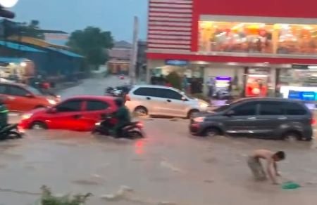 Hujan Lebat Sore Hari Timbulkan Banjir di Sebagian Kota Batam