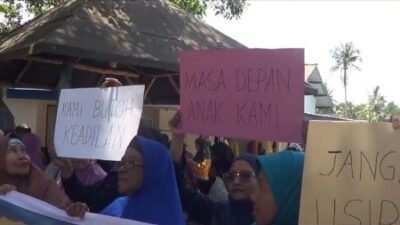 Emak-Emak Sembulang Demo Menolak Relokasi: Kami Tidak Ingin Kampung dan Makam Digusur