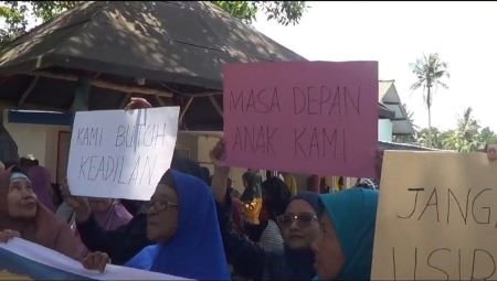 Emak-Emak Sembulang Demo Menolak Relokasi: Kami Tidak Ingin Kampung dan Makam Digusur