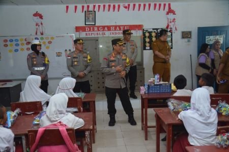Kapolresta Barelang dan Tim Konselor Polda Kepri Gelar Program Trauma Healing untuk Anak-Anak Rempang - Galang