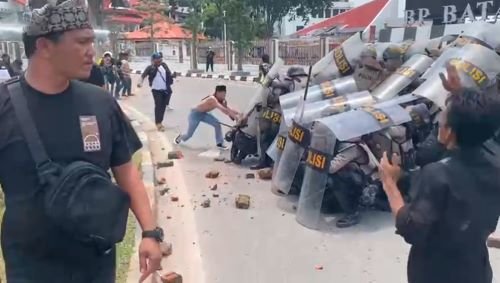 Kericuhan dalam Aksi Demo di Kantor BP Batam: 14 Orang Diamankan oleh Polisi
