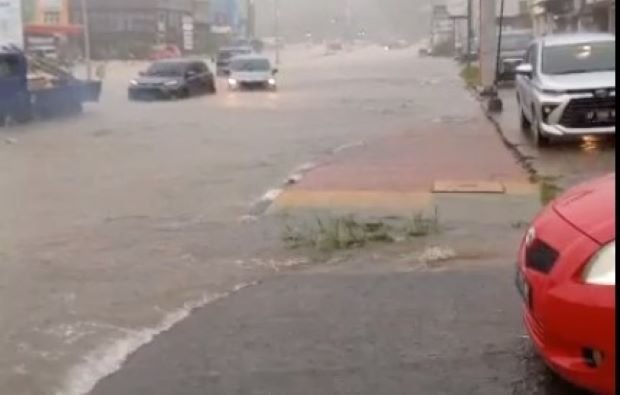 Kota Batam Diguyur Hujan Deras, Sejumlah Daerah Mulai Terendam Banjir