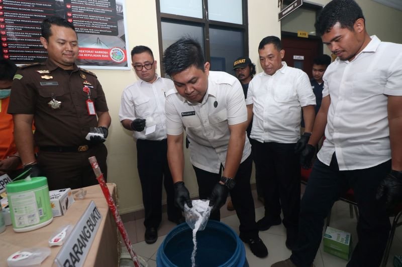 Polda Kepri Musnahkan 283 Gram Sabu dalam Operasi Anti-Narkoba di Kota Batam
