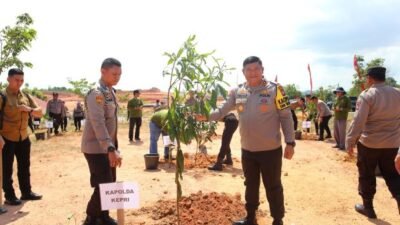 Gerakan 10 Juta Pohon Bersama Polri, Polda Kepri Ikut Tanam 1.150 Bibit