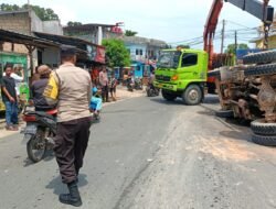 Polsek Bengkong Bantu Evakuasi Dump Truk Terbalik di Jalan Golden Prawn