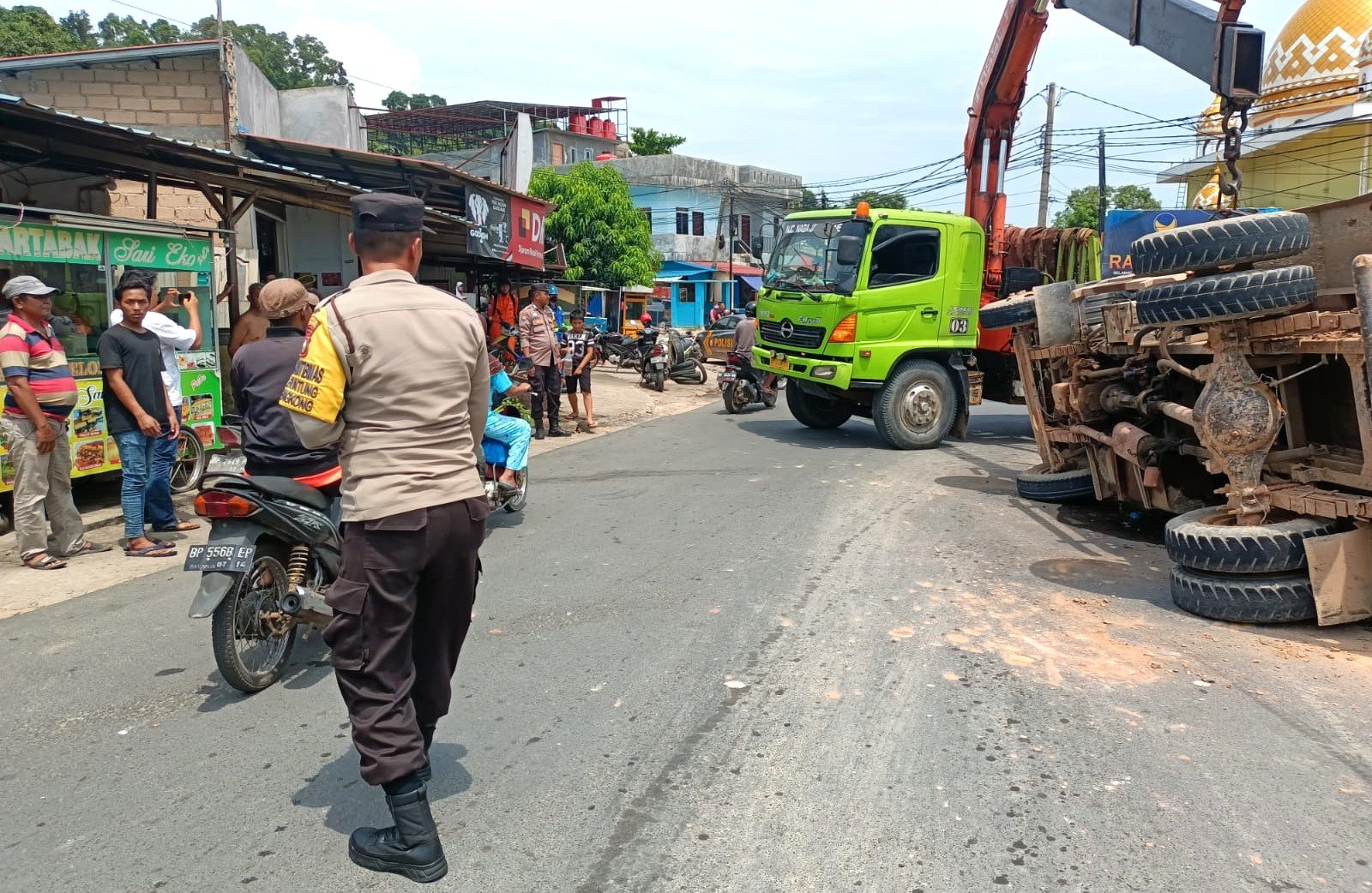 Polsek Bengkong Bantu Evakuasi Dump Truk Terbalik di Jalan Golden Prawn