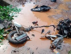 Kecelakaan Lalu-lintas di Tembesi,Batam Sepeda Motor Hancur Tertabrak Truk Trailer