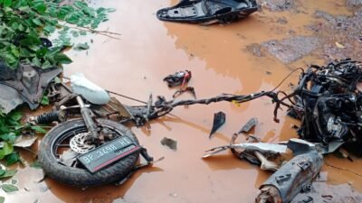 Kecelakaan Lalu-lintas di Tembesi,Batam Sepeda Motor Hancur Tertabrak Truk Trailer