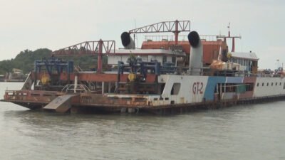 KKP Segel Kapal Pengeruk Pasir Timah di Perairan Karimun