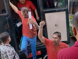 Sidang Perdana Kasus Demo Rempang, Turun dari Mobil Bang Long Ucapkan Takbir