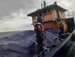 Bea Cukai Tangkap Kapal Bermuatan Pakaian-Sepatu Bekas dari Luar Negeri di Perairan Batam