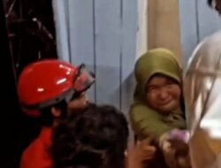 Damkar Evakuasi Ibu-ibu Terkurung dalam Lift di Batam