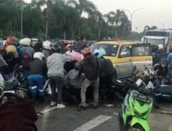 Pikap Hilang Kendali di Simpang Kepri Mall Batam, Tabrak 8 Motor dan Lukai Sejumlah Pengendara